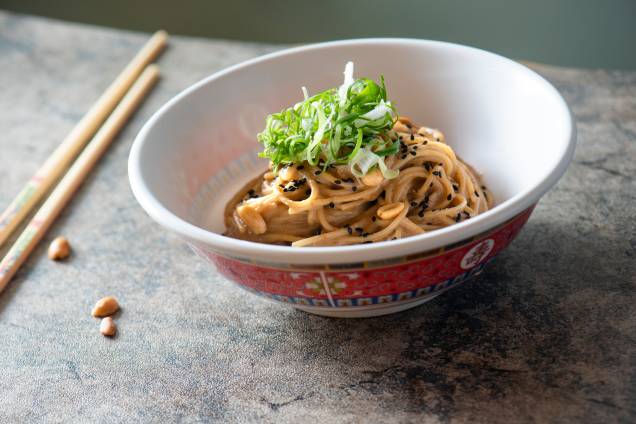 Noodles de amendoim: temperado com gergelim e cebolinha