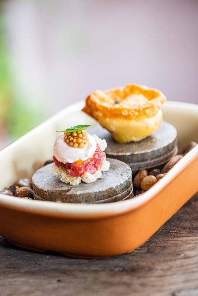 Casquinha crocante feita com sagu frito com tartare de carne, ovo de codorna pochê mostarda em grãos fermentada e Pastel de queijo lua cheia com molho e pimenta - AE! Cozinha Casquinha crocante feita com sagu frito com tartare de carne, ovo de codorna pochê mostarda em grãos fermentada e Pastel de queijo lua cheia com molho e pimenta - AE! Cozinha