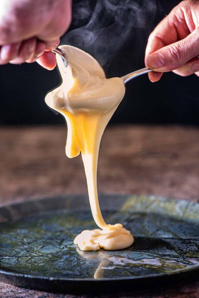 Aligot de mandioca com toffee de café