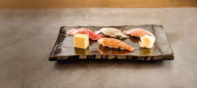 Seleção de sushis: toro, pargo com shissô, carapau, tamagoyaki e camarão (da esquerda para a direita, a partir da fileira de trás)