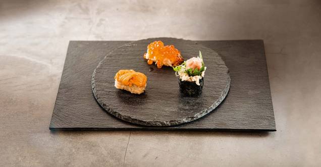 Sushis: ouriço-do- mar, ovas de salmão eenrolado de atum com cebolinha e shissô