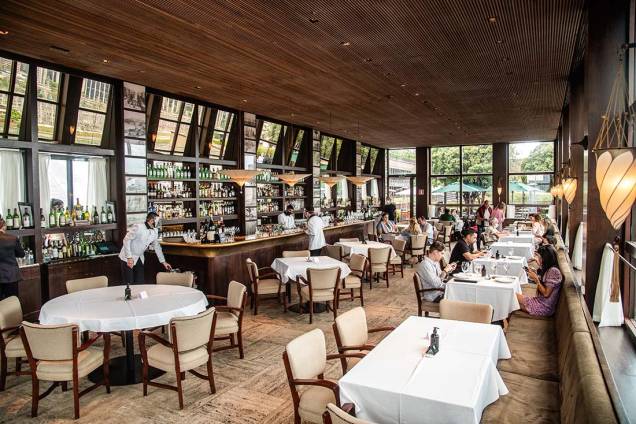 O salão desenhado por Isay Weinfeld é cenário para as caprichadas refeições