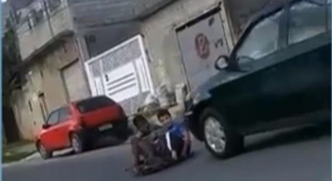 Motorista atropela dois meninos em carrinho de rolimã ...