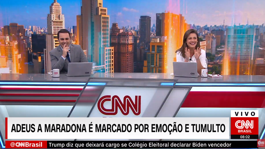 Âncoras da CNN Brasil têm crise de riso ao vivo e interrompem jornal