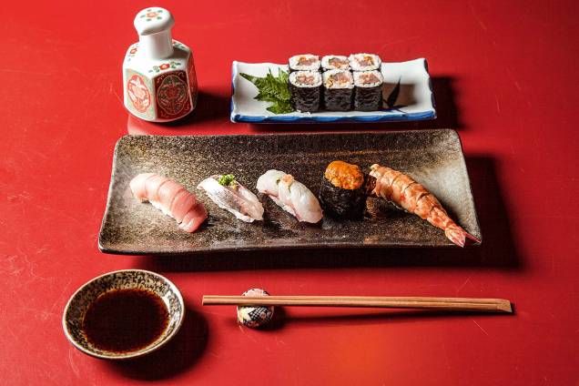 A degustação de sushis pode ter atum toro espanhol, carapau com gengibre e cebolinha, garoupa, ouriço-do-mar e camarão