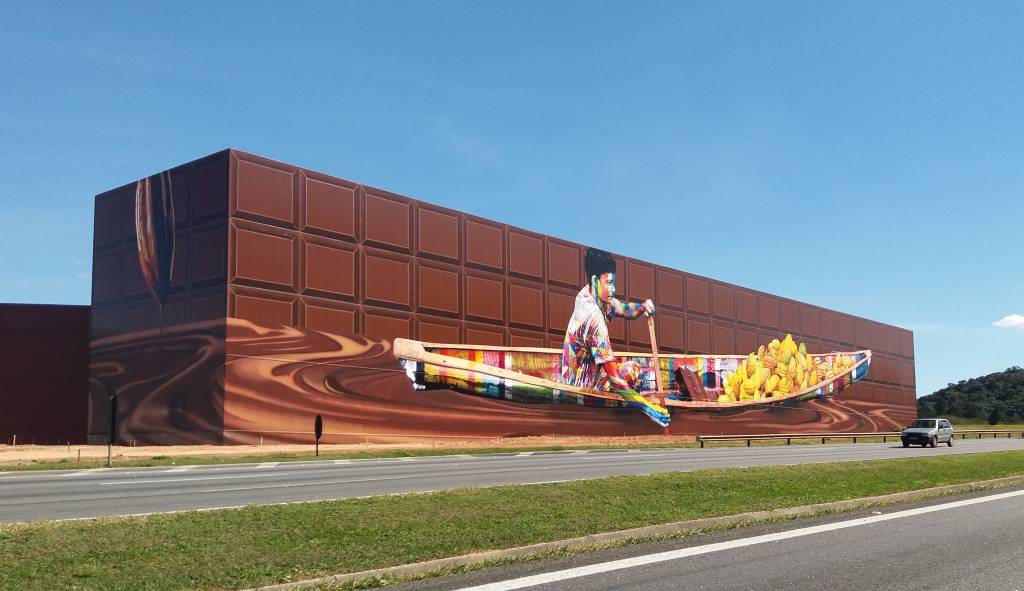 No quilômetro 35 da Rodovia Castello Branco, painel Chocolate tem mais de 5 mil metros quadrados e é considerado um dos maiores do mundo.