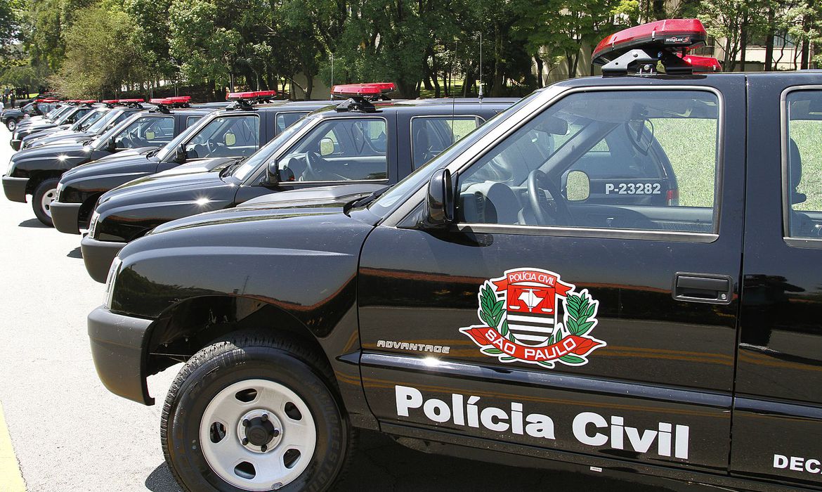 A imagem mostra carros da polícia civil