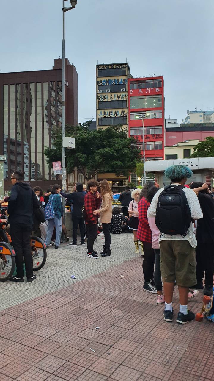 Mais de 50 pessoas se reuniram neste sábado (5) sem praticar distanciamento ou usar máscara na Praça da Liberdade