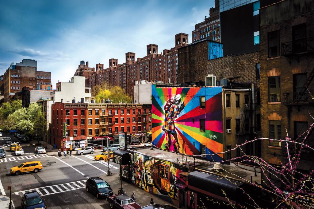 High Line Park, parque suspenso de Nova York, tem vista para o mural O Beijo, criado em 2012 por Kobra.
