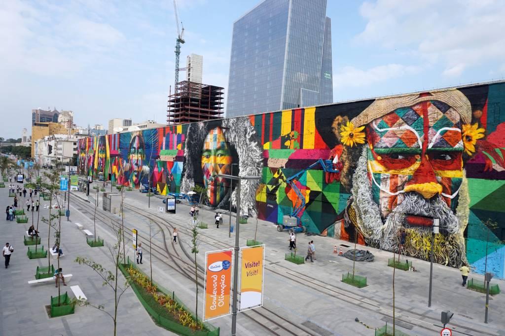 Mural Todos Somos Um, com 3 mil metros quadrados, retrata diversidade de etnias nas paredes de um antigo armazém na região da Zona Portuária, do Rio de Janeiro.