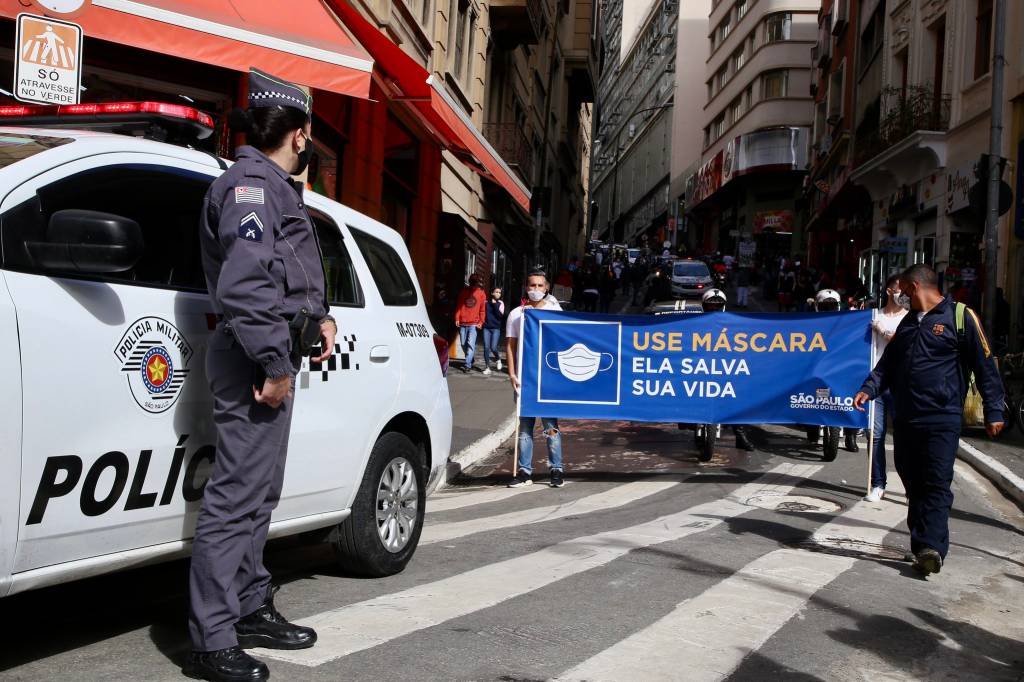 Vigilância Sanitária em ação de conscientizar para o uso de máscaras