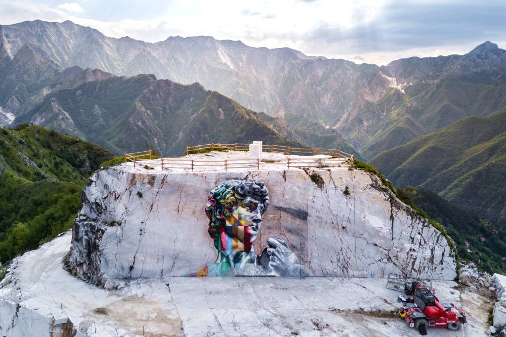 Eduardo Kobra – Davi, Carrara Em Carrara, na Itália, mural de 12 metros de altura foi pintado a mil metros de altitude, em uma pedreira. O local é conhecido como o predileto do artista Michelangelo, que buscava ali o mármore utilizado em suas obras