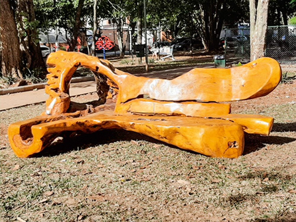 Banco Hugo França (Hugo França-Divulgação) (2) Designer Hugo França reaproveita resíduos florestais para a produção de esculturas mobiliárias; banco na Adolph Bloch foi pago por moradores do bairro