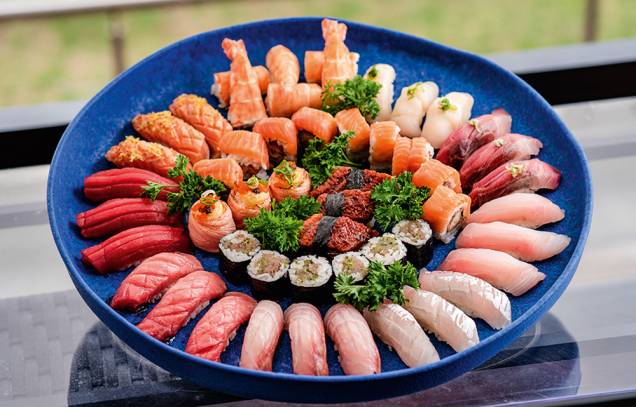 By Koji: combinado com atum de sushi gordo, barriga de salmão e outras opções