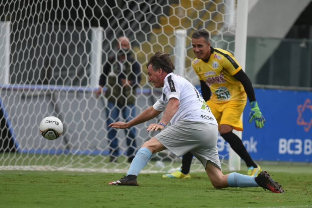 Presidente Jair Bolsonaro marca um gol durante partida do jogo