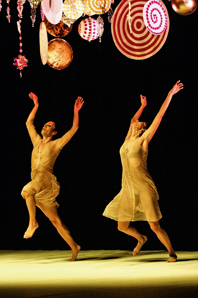 espetáculo tempo de verão Beatriz Milhazes Espetáculo Tempo de Verão (2014), da companhia de Márcia: Beatriz fez ali a primeira versão da escultura Gamboa