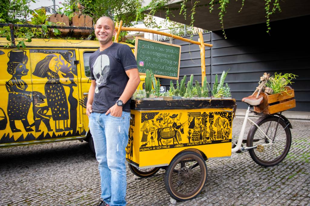 Manobrista comanda loja-bike sem vendedores estacionada na Oscar Freire