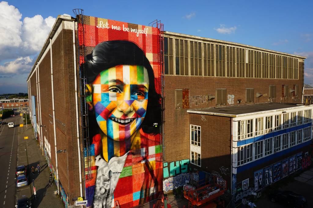 Mural de Anne Frank com dizeres 