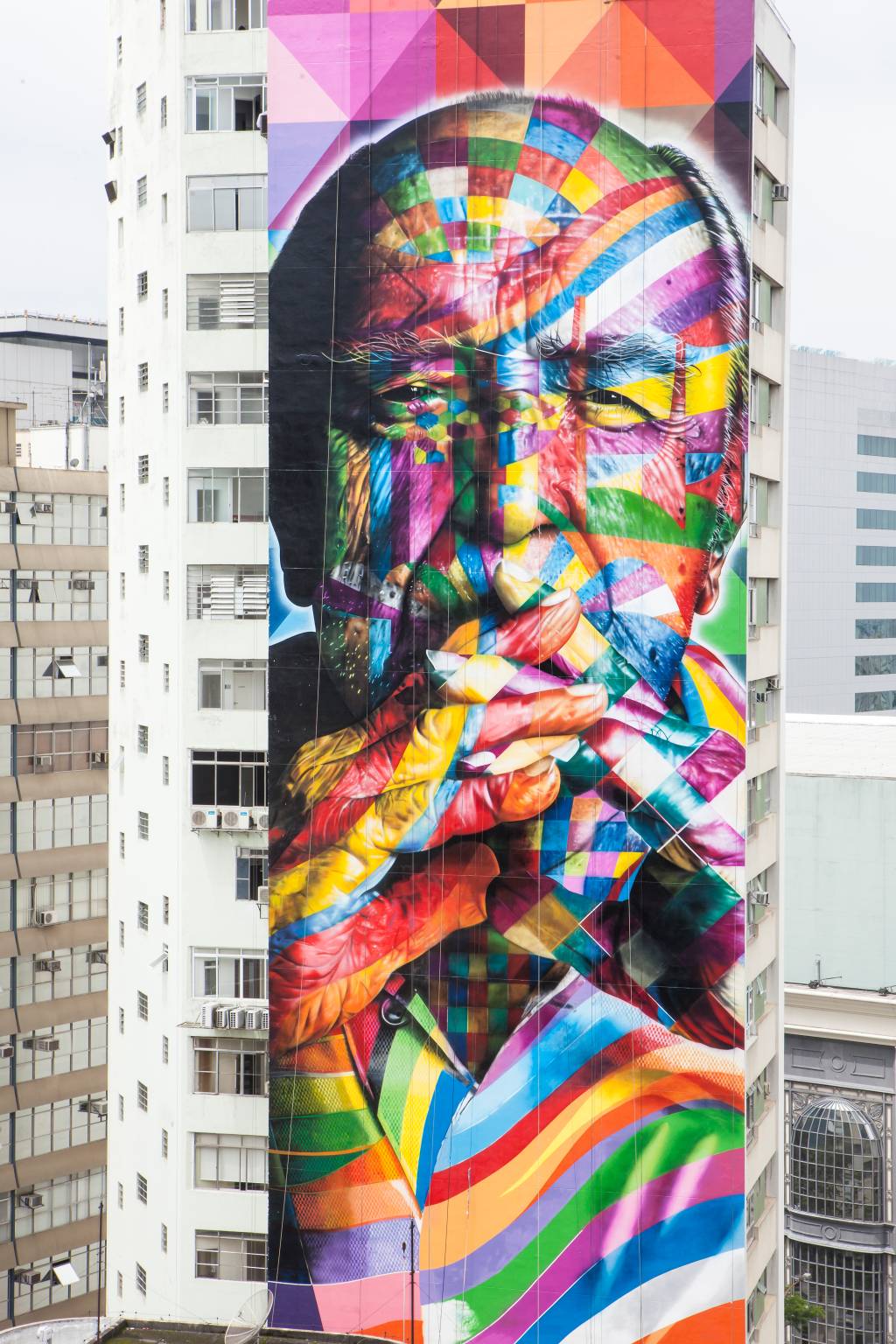 Mural de Oscar Niemeyer feito por Eduardo Kobra em janeiro de 2013, no aniversário de São Paulo: artista busca patrocínio para restauro do mural localizado na Avenida Paulista.