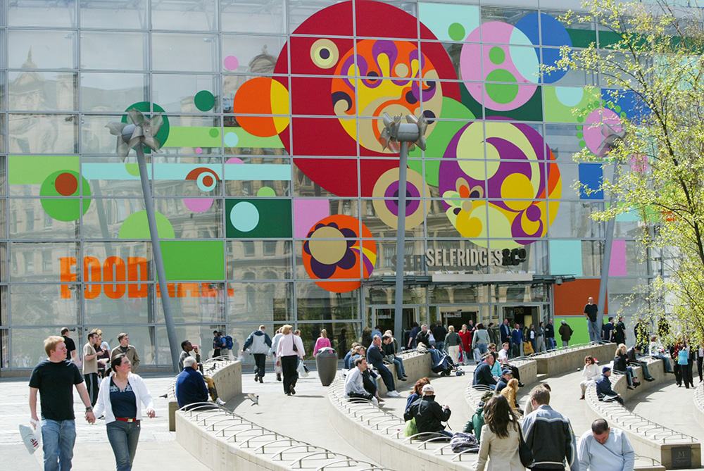 Loja de departamentos Selfridge’s, com pintura da artista plástica Beatriz Milhazes Incursão inglesa: mural feito na fachada da loja Selfridges, que fica em Manchester, evidencia sua circulação para além do circuito tradicional
