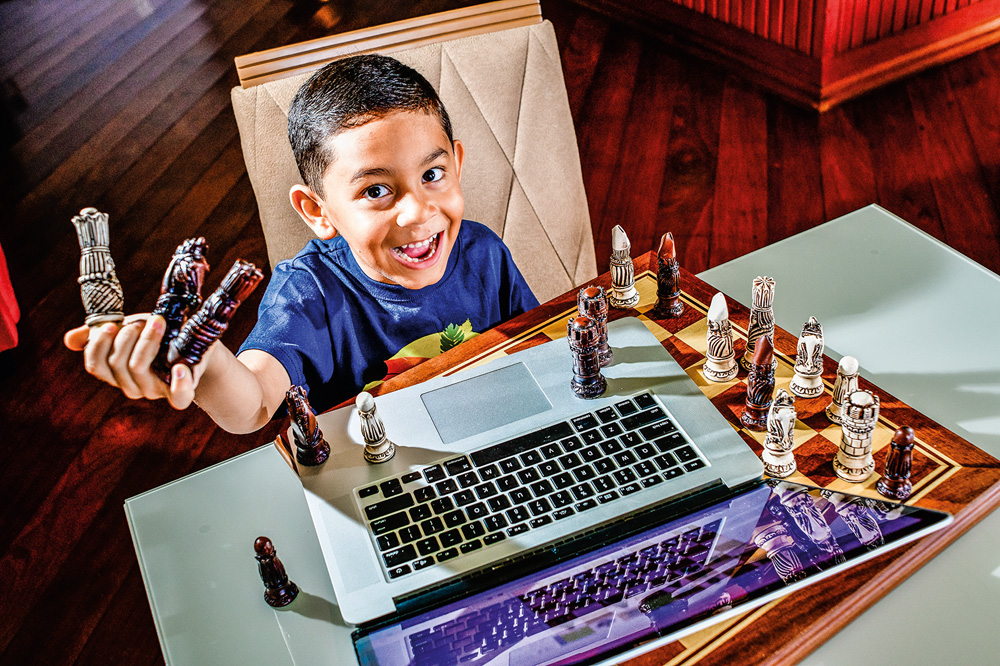 Também feito para crianças: Miguel aprendeu xadrez aos 6 anos pelo computador