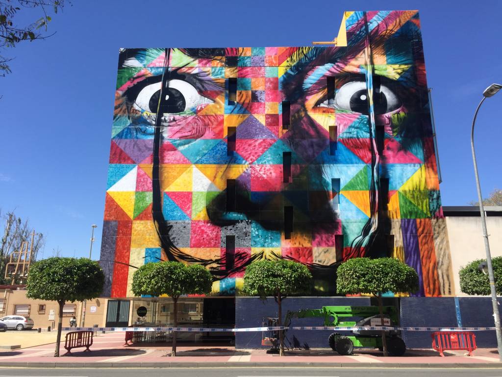 Salvador Dalí, pintura de Kobra na fachada de centro cultural em Murcia, na Espanha Salvador Dalí, pintura de Kobra na fachada de centro cultural em Murcia, na Espanha