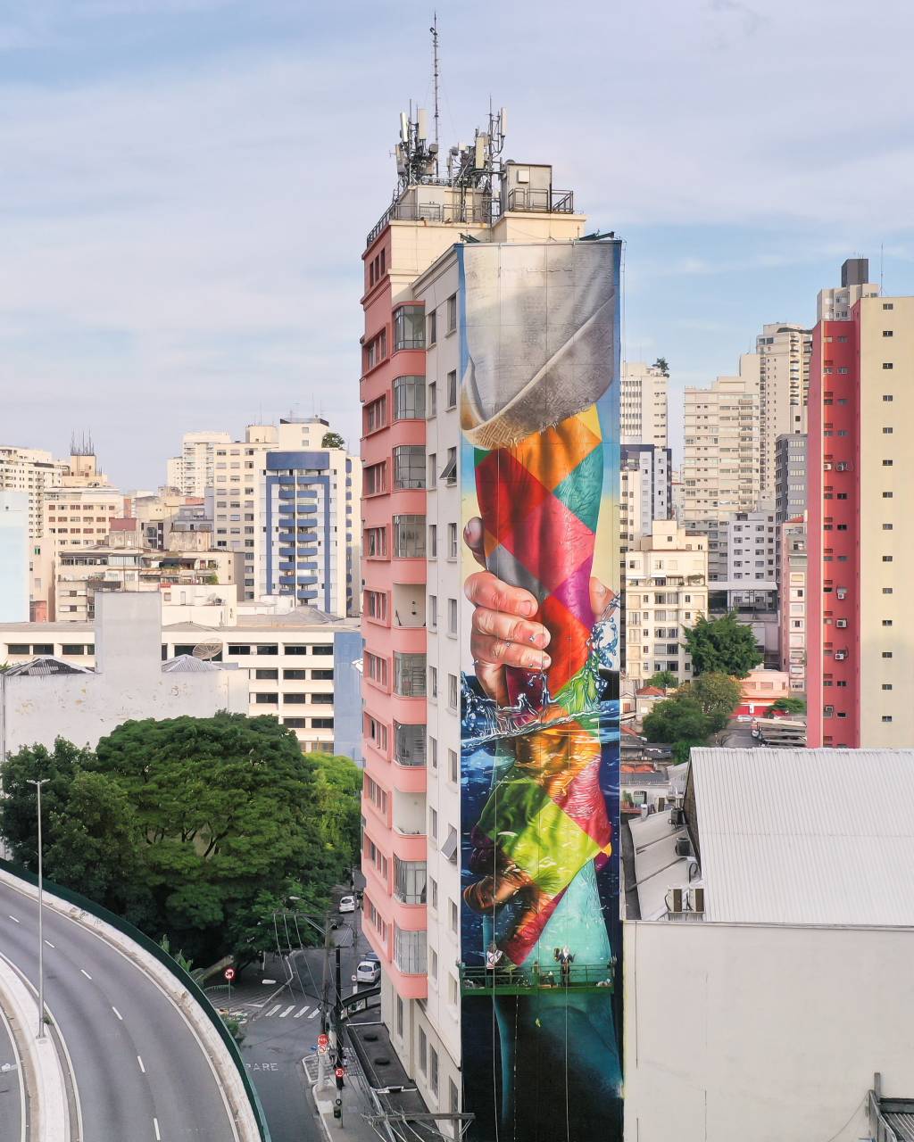 Eduardo Kobra – A Mão de Deus, Minhocão (Drone Cyrillo) Eduardo Kobra - A Mão de Deus, Minhocão (Drone Cyrillo)