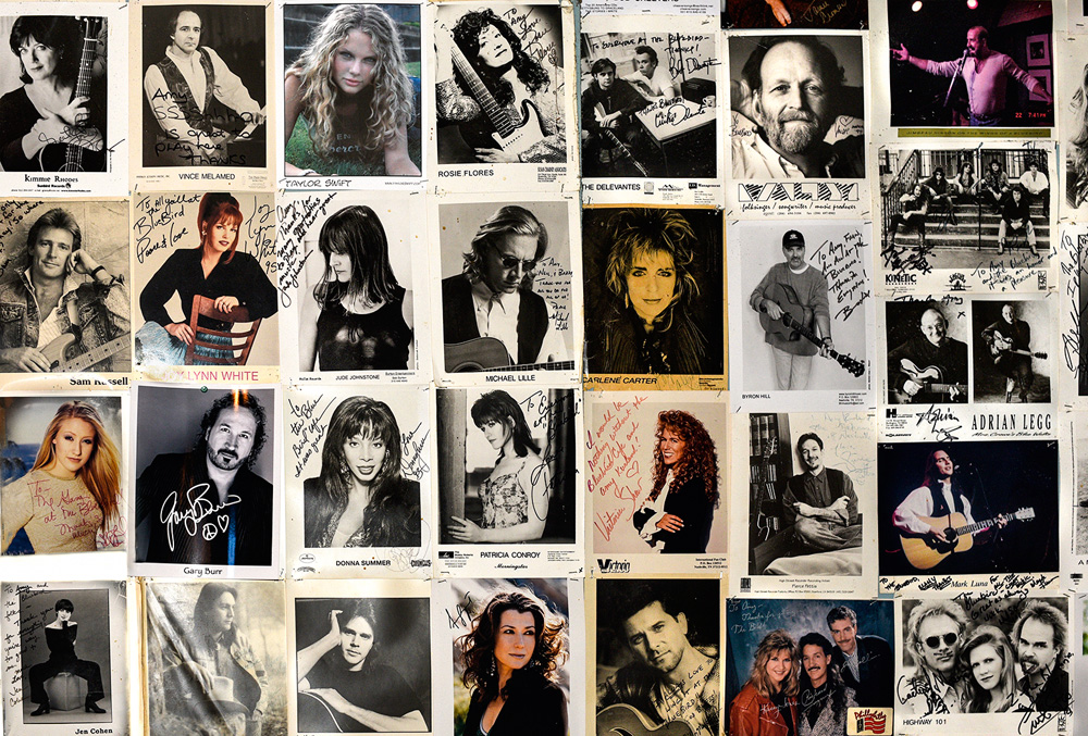Várias pequenas fotos de grandes artistas que passaram pelo Bluebird Cafe