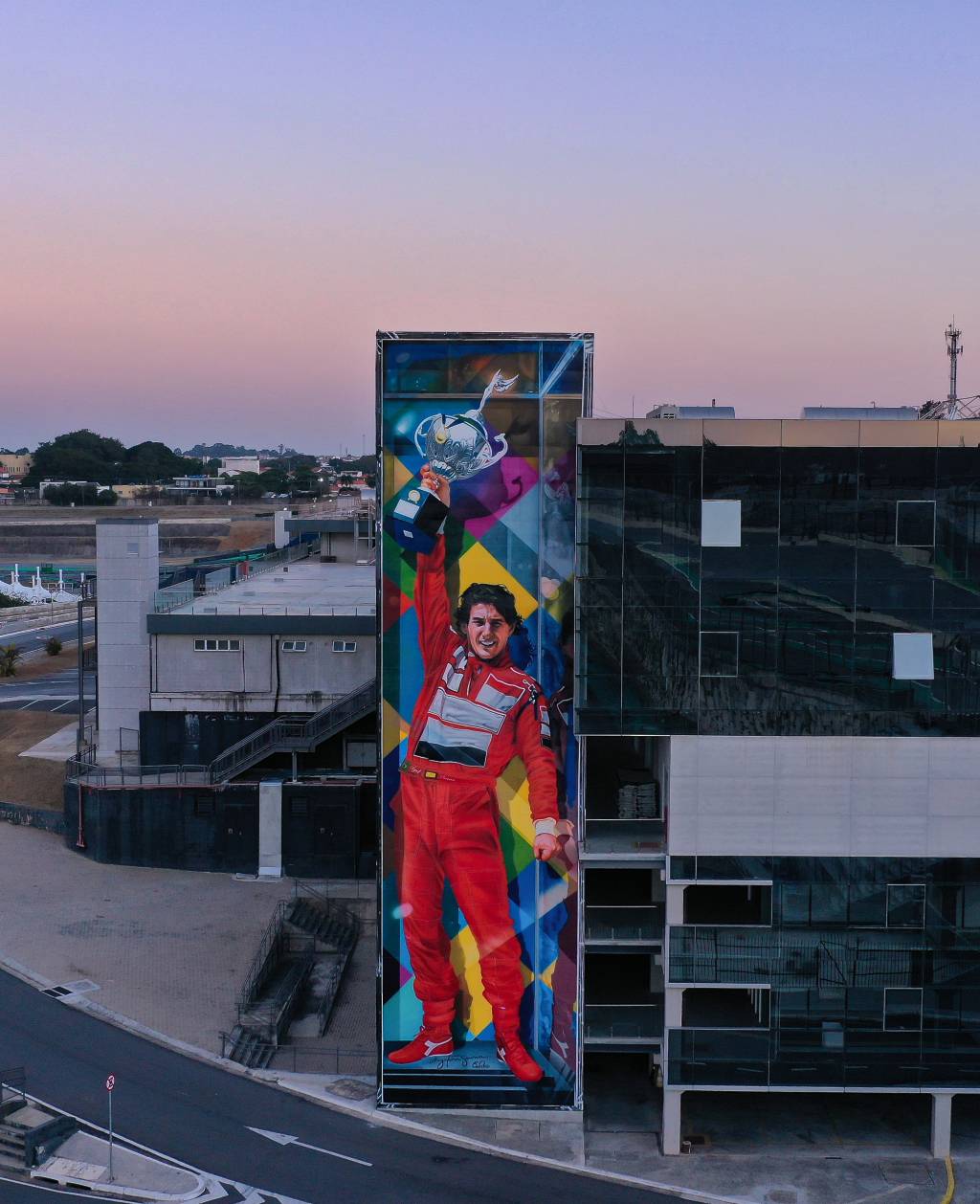 Em Interlagos, mural registra momento icônico de Ayrton Senna.