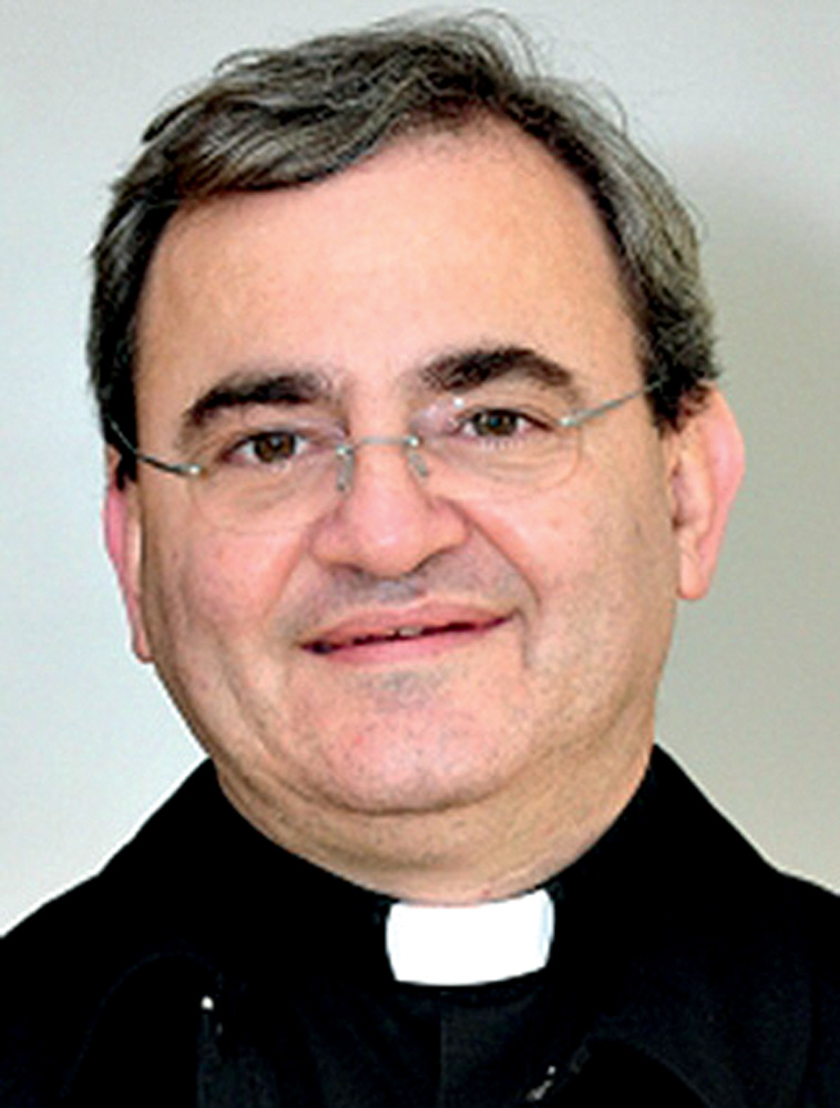 Padre Michelino Roberto, responsável pela Igreja Nossa Senhora do Brasil.