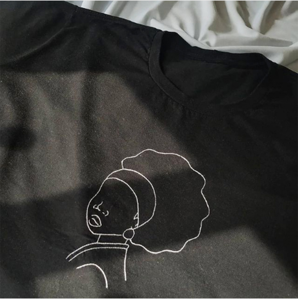 Estampa da camiseta da Batú, uma releitura de obra clássica “Preta do Brinco de Pérola”