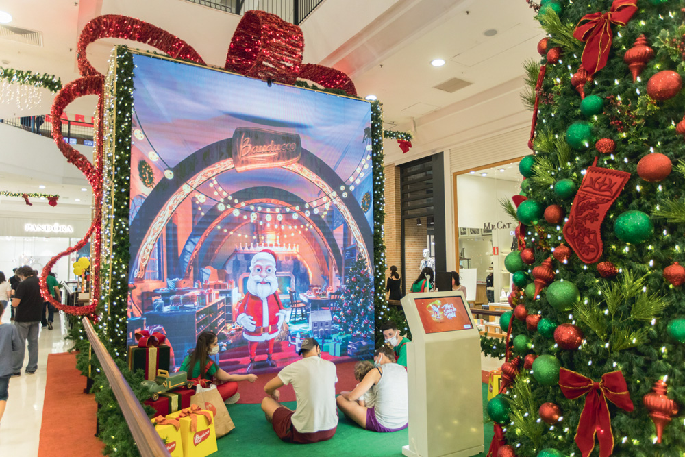 Shopping Metrô Santa Cruz: um ator guia o Papai Noel virtual nos bastidores durante a conversa