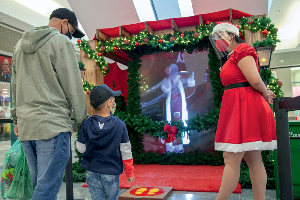 Versão holográfica: quem pisar na plataforma do Shopping Penha receberá uma mensagem motivacional do bom velhinho