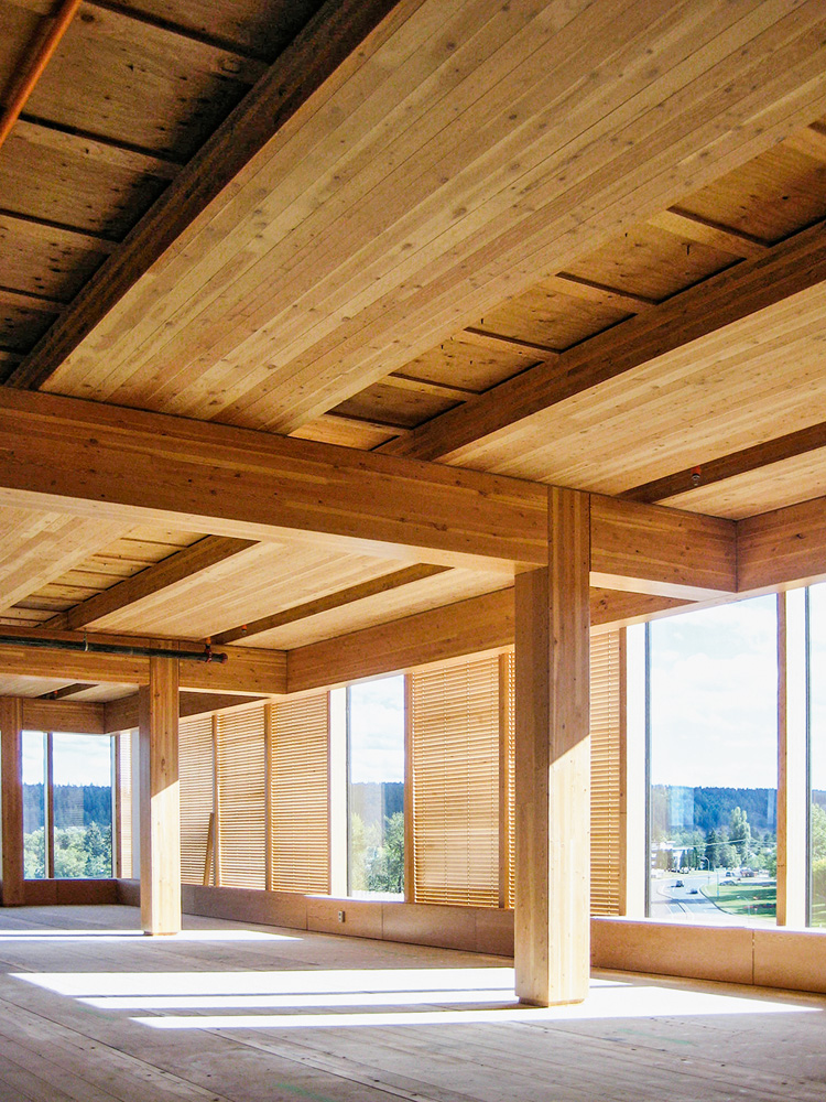 Wood Innovation and Design Centre, no Canadá: projeto de Michael Green Architecture foi construído em 2014 com madeiras expostas como parte da decoração.
