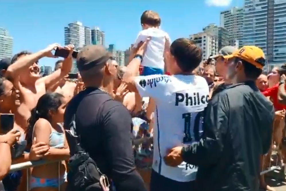 Presidente pega criança no colo e posa para fotos sem máscara, na Praia Grande