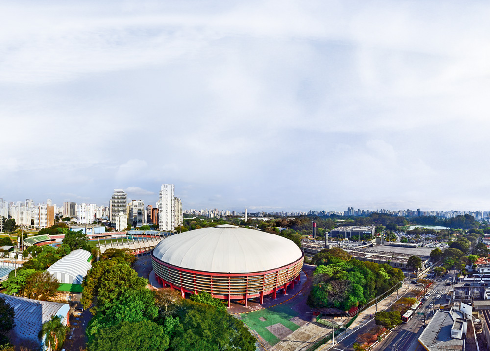 Vista aérea com o ginásio do Ibirapuera na parte inferior.