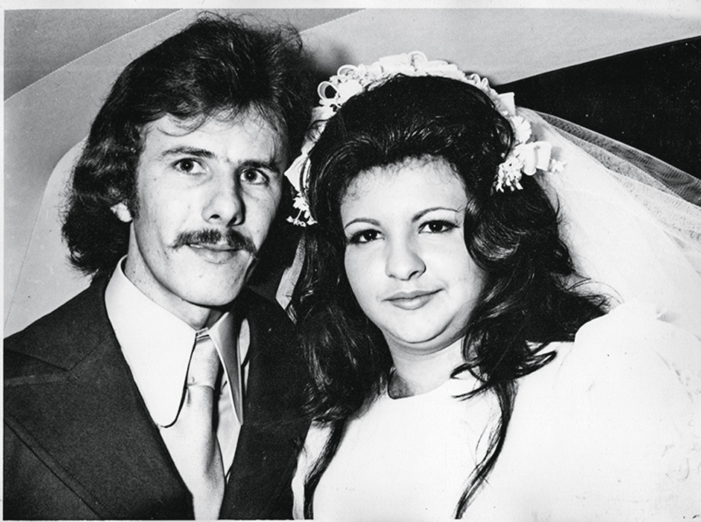 Manoel e Maria durante o casamento, foto em preto e branco