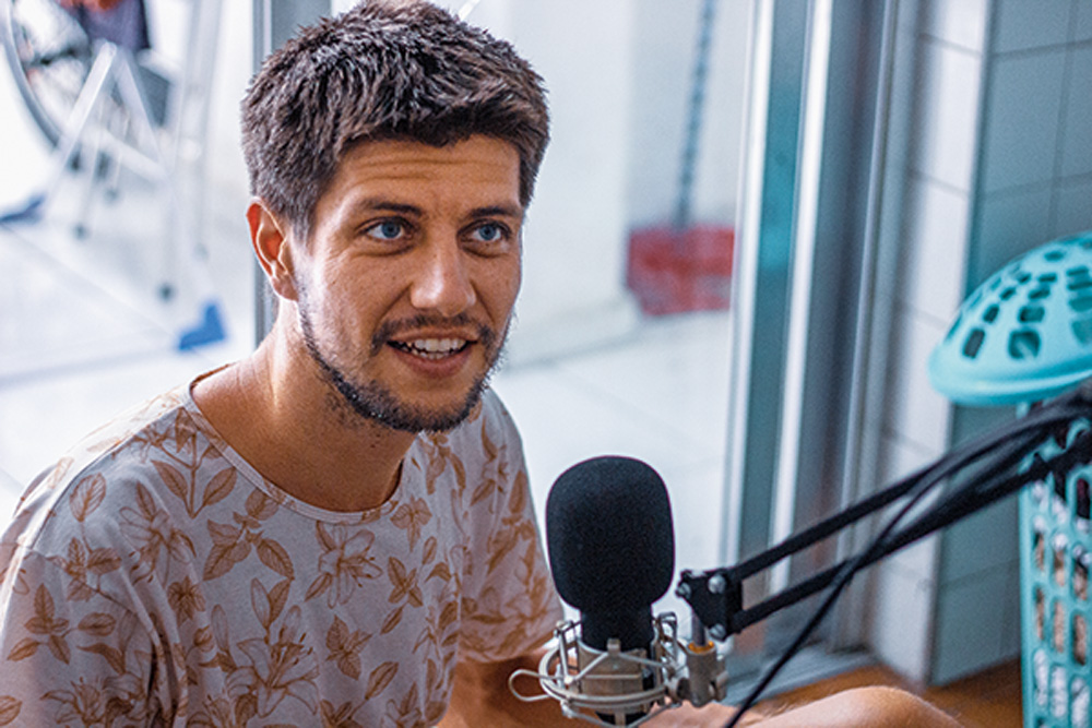 daniel cunha Daniel Cunha com um microfone