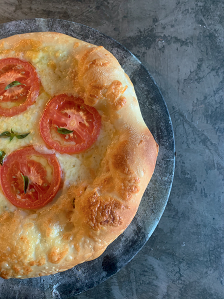 Pizza margherita: com com muita muçarela, tomate e manjericão