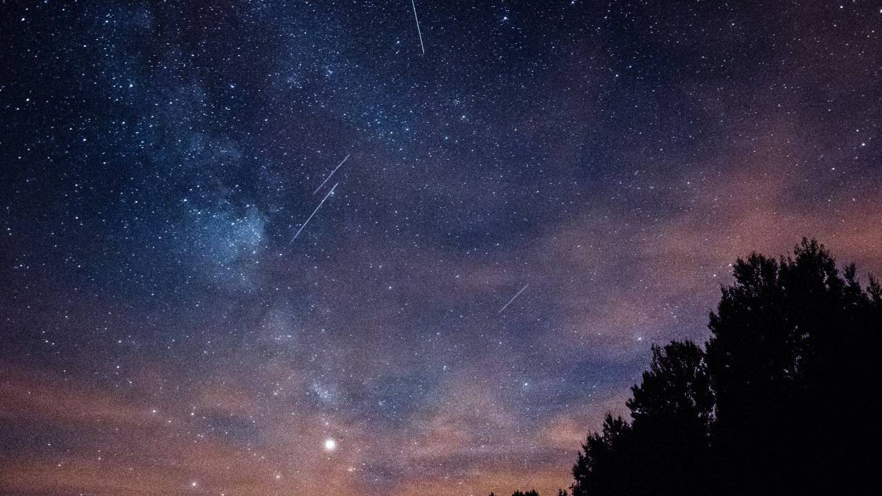 Imagem mostra céu noturno repleto de meteoros