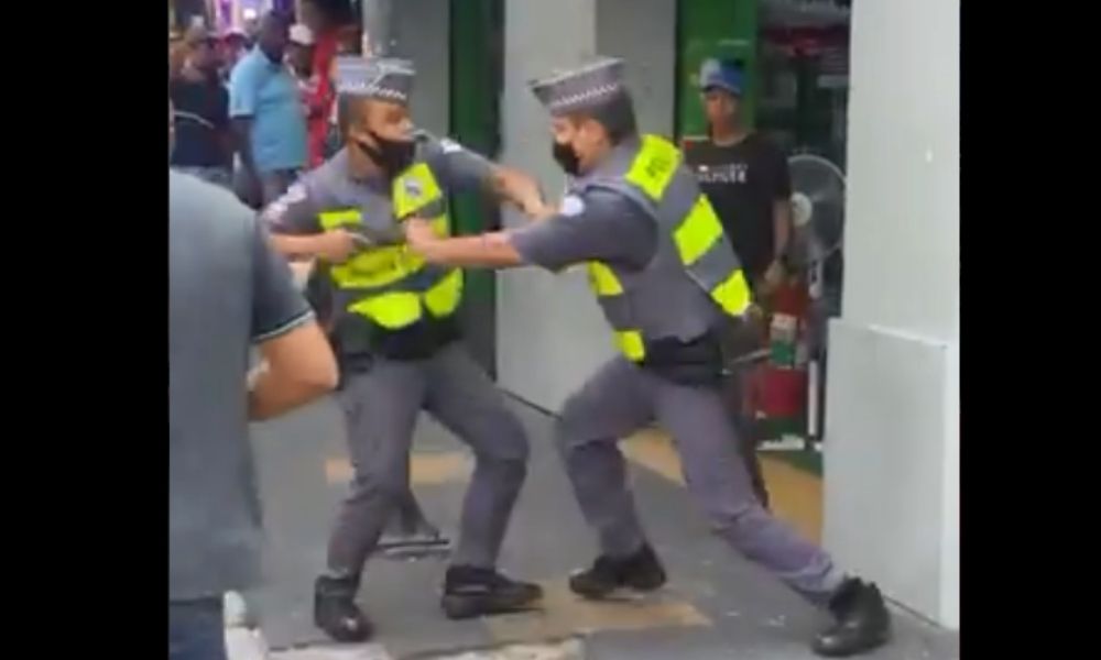 policial-militar-pms-briga-2 PMs são flagrados brigando entre si no centro de São Paulo