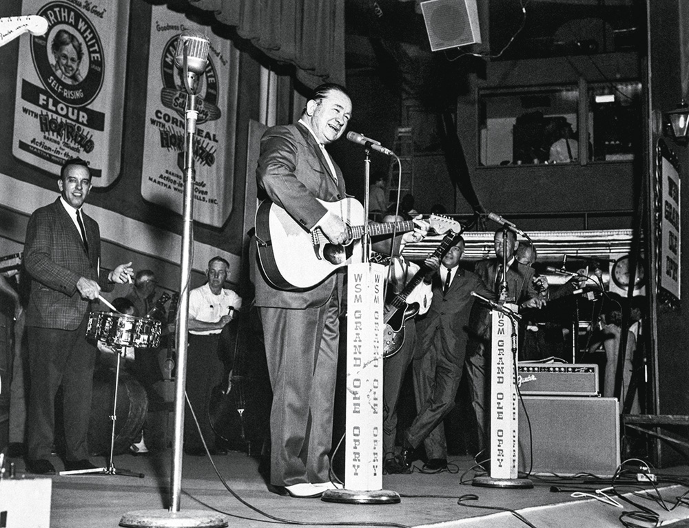 Foto em preto e branco de uma apresentação no Grand Ole Opry