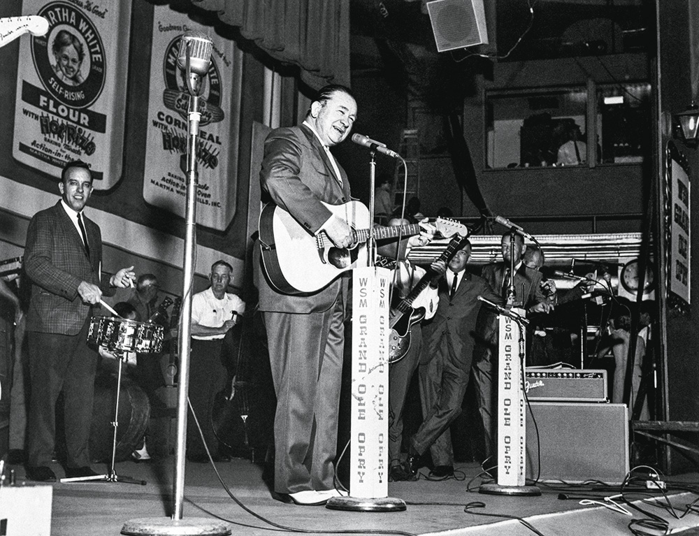 Tex Ritter Playing Guitar and Singing at Grand Ole Opry Foto em preto e branco de uma apresentação no Grand Ole Opry