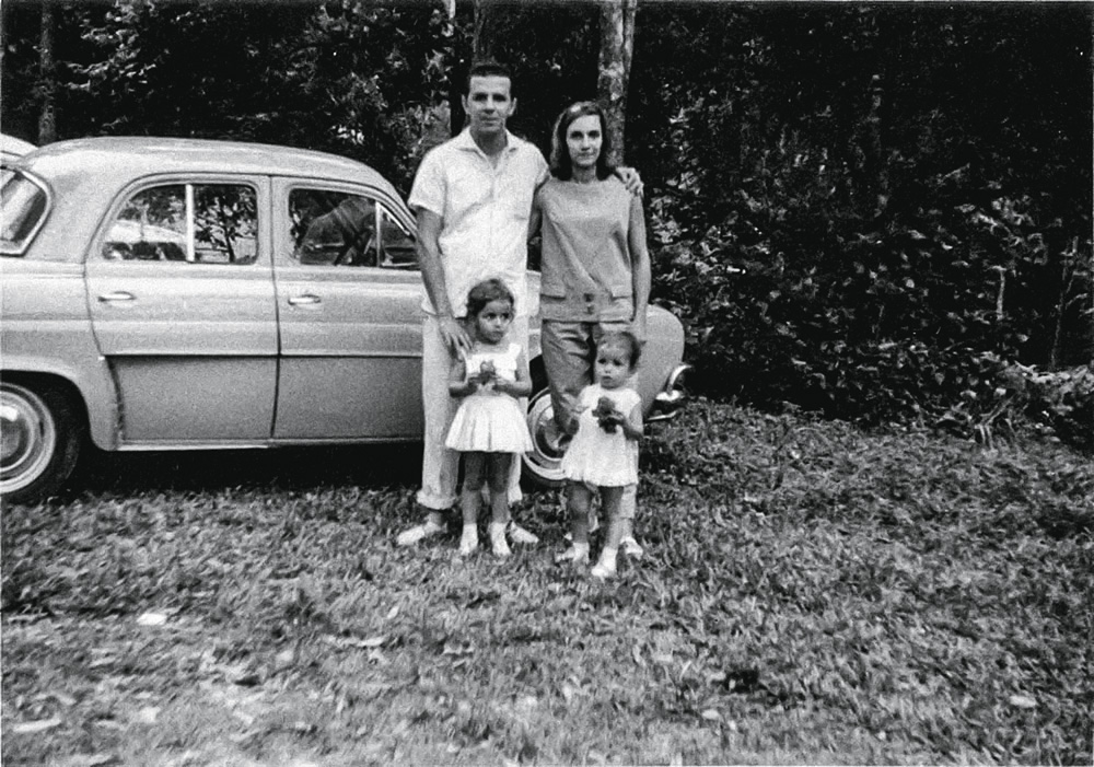 Passeio nainfância: clã comBeatriz (à esq.),sua irmã Márcia,o pai, José, e a mãe,Glauce, todosentusiastas dacultura brasileira