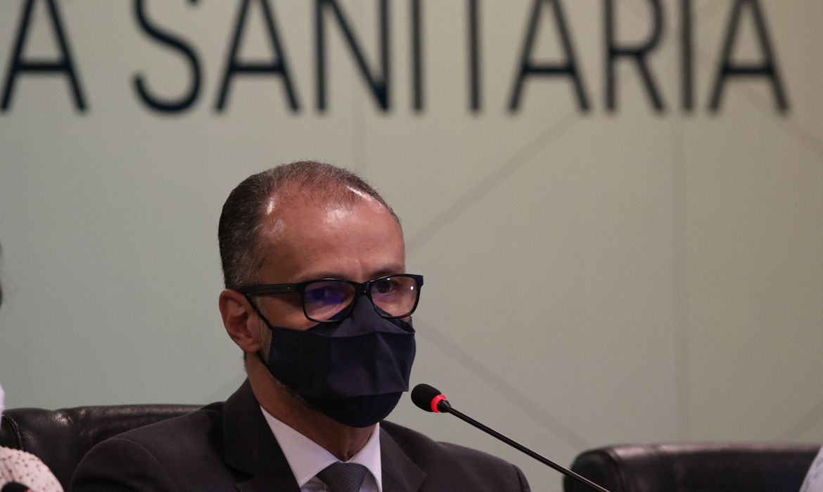 Antônio Barra Torres, presidente da Anvisa, aparece em imagem, de óculos e usando máscara