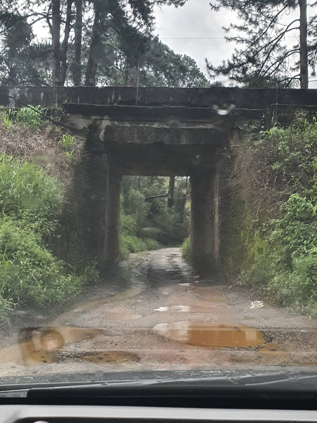 Imagem mostra a estrada que leva até a Cachoeira: terra e muitos buracos