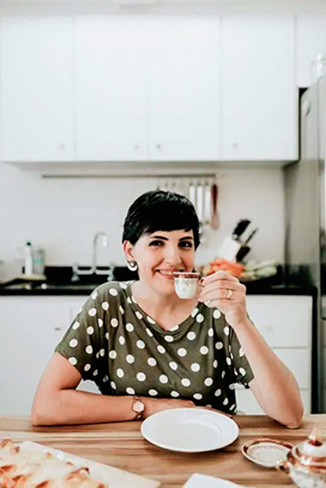2021-01-26.png Ana Paula Passarelli com uma xícara