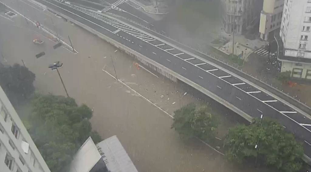 Chuvas fortes alagam região do Vale do Anhangabaú