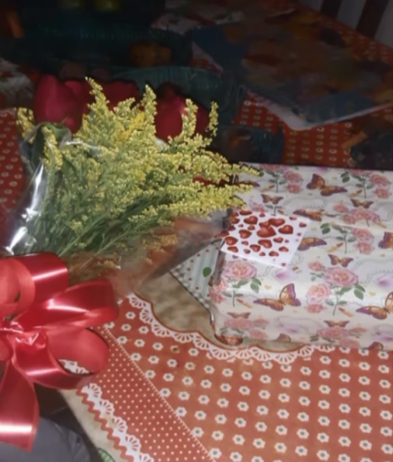 Buquê de flores sobre uma mesa