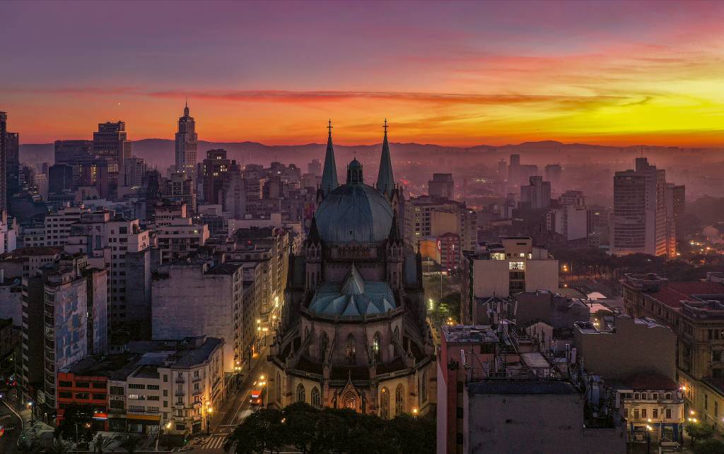 Imagem aérea noturna da Catedral da Sé.